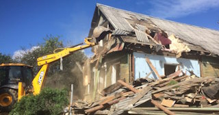 Промышленный демонтаж пристроек к дому в Чебаркуле | Цены от 564 руб. за м2